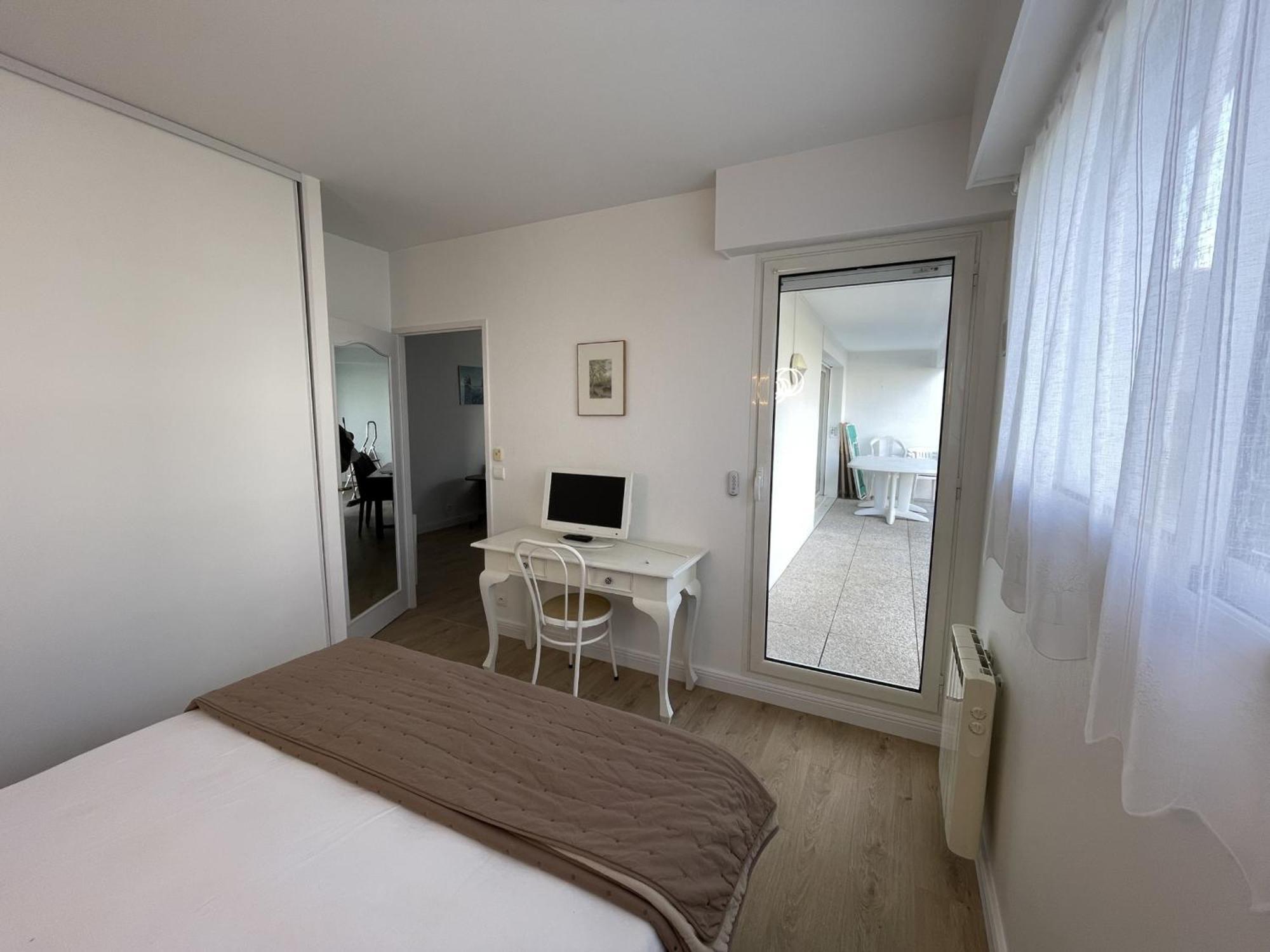 Appartement T3 Avec Terrasse Et Garage En Plein Centre De Royan, Proche Plages Et Marche - Fr-1-71-107