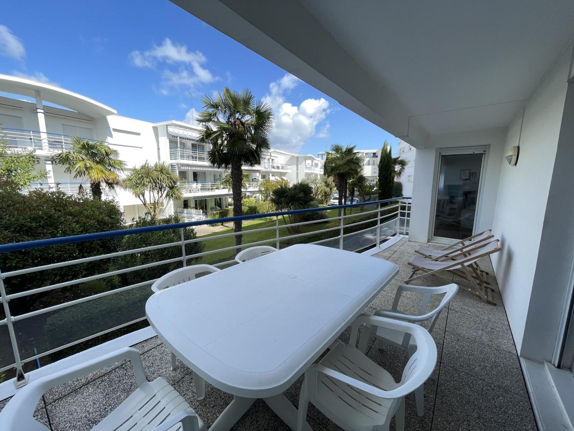 Appartement T3 Avec Terrasse Et Garage En Plein Centre De Royan, Proche Plages Et Marche - Fr-1-71-107